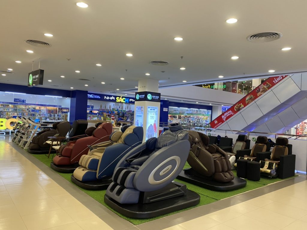 Có nên mua ghế massage ở siêu thị, trung tâm thương mại không?